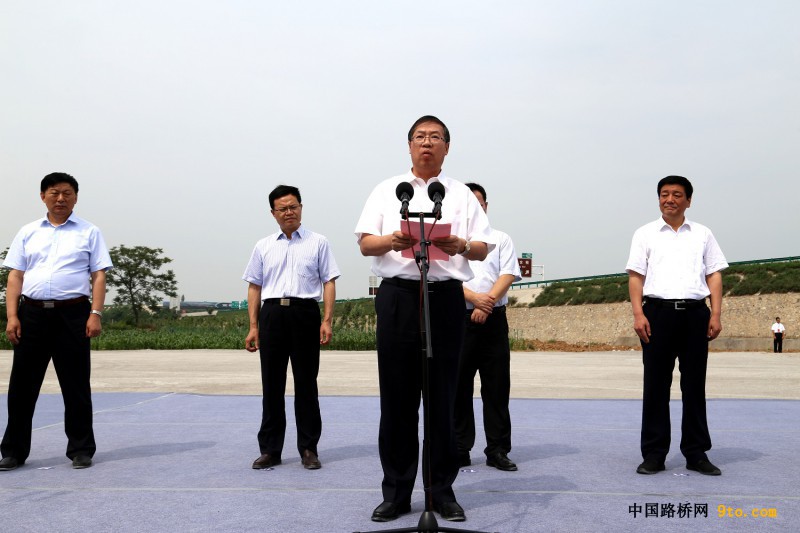圖為中國(guó)鐵建總裁莊尚標(biāo)在合銅、吳華高速公路項(xiàng)目開(kāi)工儀式發(fā)表重要講話(huà)
